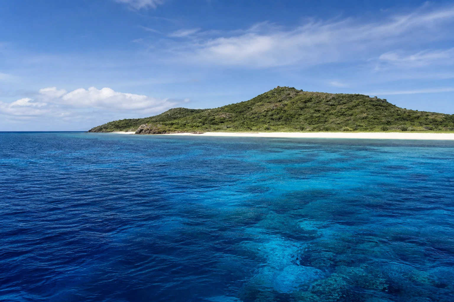 伊江島や久米島を思わせる離島の青い海