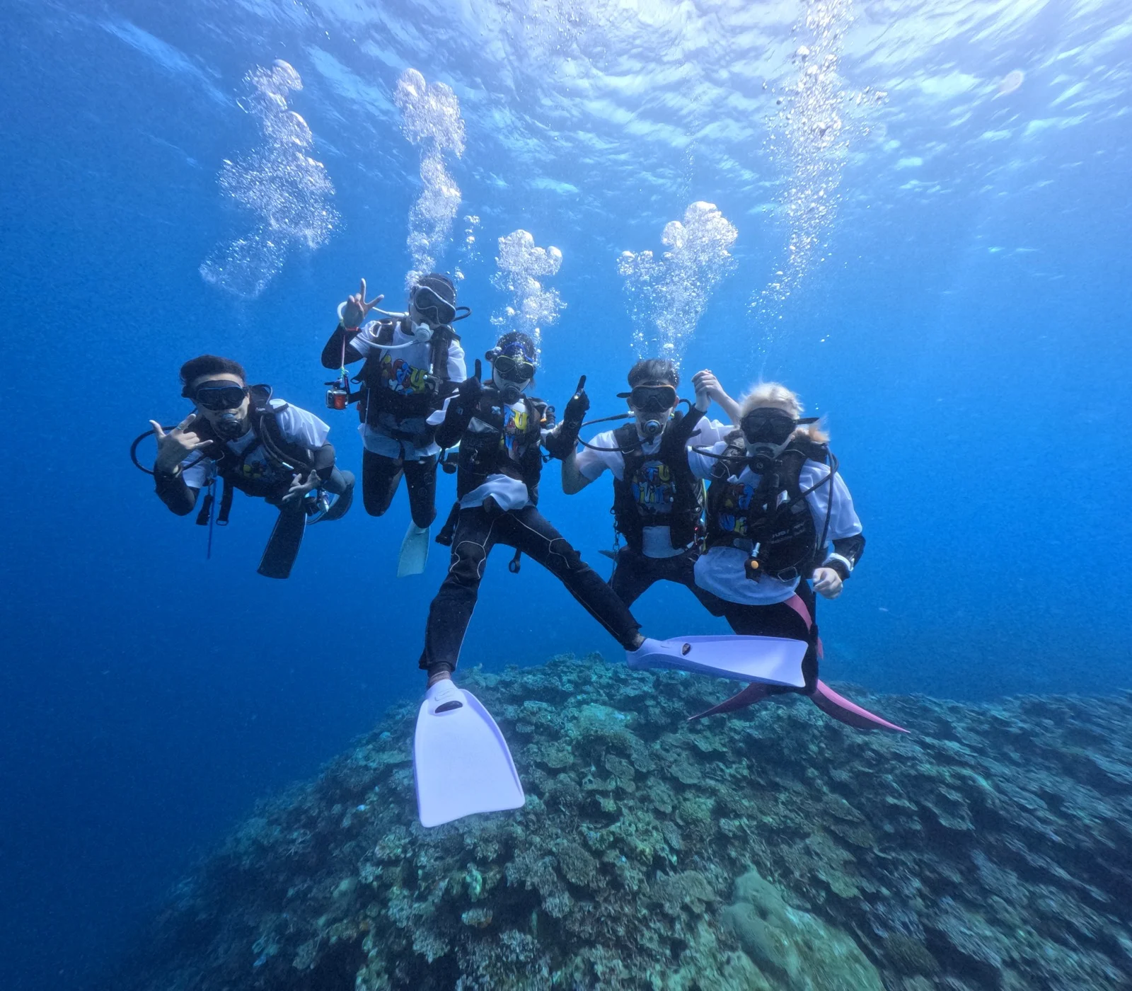 沖縄の青い海でダイビングを楽しむグループ